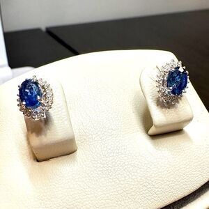 Incredible 2.95ctw sapphire and diamond stud earrings in 18k white gold!